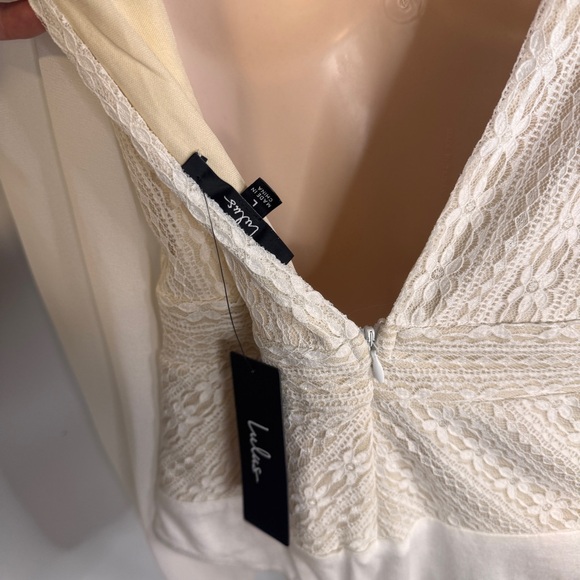 Lulu's Ivory Lace V-Neck Bodysuit - Size Large - Picture 5 of 5